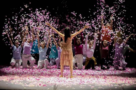 一群小孩在表演AI 生成的內容可能不正確。